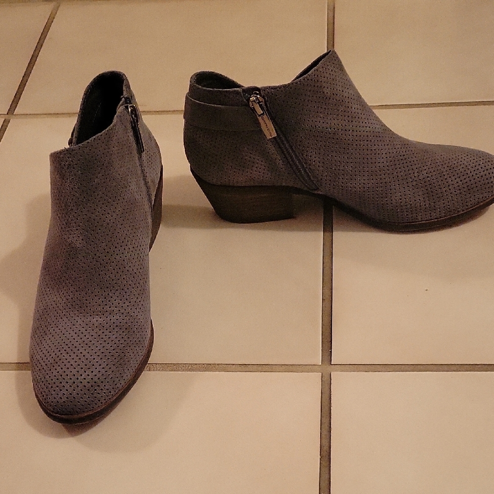 Vince Camuto Greystone size 6.5M suede shootie